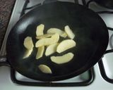 Foto del paso 1 de la receta: Torta de manzana invertida con chips de chocolate 