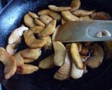 Foto del paso 3 de la receta: Torta de manzana invertida con chips de chocolate 
