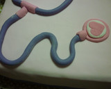 Foto del paso 11 de la receta: Torta de cumpleaños Mía de la Dra. Juguete 