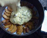 Foto del paso 11 de la receta: Torta de manzana invertida con chips de chocolate 