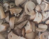 Foto langkah ke 2 dari resep Tumis Jamur Sawi Hijau Mudah, Enak, dan Cepat.