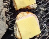Foto del paso 1 de la receta: Tostadas a la parrilla con jamón y queso