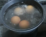 Foto del paso 1 de la receta: Huevos rellenos con pimientos