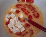 Foto del passaggio 3 della ricetta Frittata Aromatica con Datterini e Feta 🍅🍳🧀
