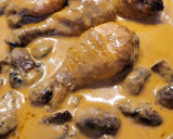 Foto del paso 7 de la receta: Pollo en salsa con ciruelas y champiñones