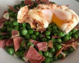 Foto del paso 5 de la receta Guisantes con jamón y huevo poché