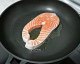 Foto del paso 1 de la receta: Salmón en salsa de naranja con tiras de puerro crujientes