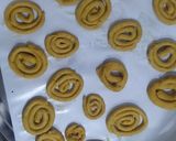 गहू ज्वारी पीठाच्या टोमॅटो चकल्या (tomato chakali recipe in marathi) रेसिपी स्टेप 4 फोटो 