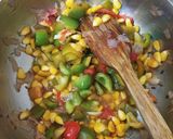 A picture of step 2 of Corn capsicum masala.