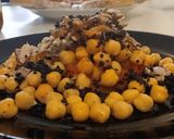 Foto del paso 6 de la receta: Garbanzos de bote al Pil pil con Caballa, Piquillos y arena de Olivas negras