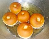 Foto langkah ke 6 dari resep Donat Maizena Aneka Rasa.