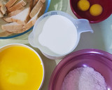 Foto langkah ke 1 dari resep Puding Roti Kurma Fla Custard.