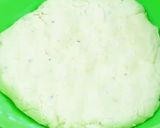 A picture of step 2 of Meethi khasta khajoor.