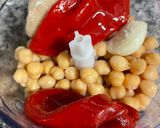 Foto del paso 2 de la receta: Hummus de piquillos en tabla de embutidos 🌶️🧀