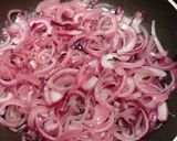 Foto del paso 1 de la receta Salchichas encebolladas (con cebolla morada)