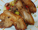 Foto del paso 9 de la receta: Chuletas de lechón con ajos tiernos, verduras y miel