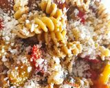 Foto del passaggio 7 della ricetta Fusilli con pomodori, peperoni, olive e basilico🍅🫑🫒