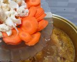 Foto langkah ke 6 dari resep Sup Ceker Kuah Kuning.