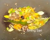 Foto langkah ke 3 dari resep Tumis pedas manis tahu, jamur, ampela hati ayam.