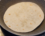 Foto del paso 2 de la receta: Quesadilla de queso y mermelada de naranja amarga