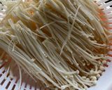 Gambar langkah 1 resipi Cendawan Enoki Goreng.