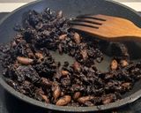 Foto del paso 4 de la receta: Garbanzos de bote al Pil pil con Caballa, Piquillos y arena de Olivas negras