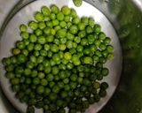A picture of step 1 of Green peas curry.