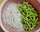Hình bước làm 2 của món Bún gạo xào