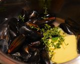 Une image de l'étape 2 de Risotto à l'encre de seiche, moules et asperges vertes.