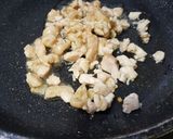 รูปขั้นตอนการทำที่ 1 ของ ผัดอกไก่พริกแกง