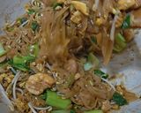 Foto langkah ke 5 dari resep Mie Tiau (Kwetiau) Goreng.