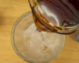 Foto del paso 2 de la receta: Cold brew iced latte de coco (o café hecho en frío con leche y hielos)