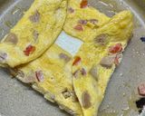 Foto langkah ke 5 dari resep Cheesy Egg-Sausage-Smoked Beef Toastie.