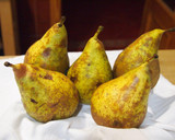 Foto del paso 1 de la receta: Peras rellenas de queso de cabra y piñones🍐