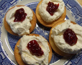 Foto del paso 1 de la receta: Galletas crocantes con chantilly y mermelada casera de frambuesas