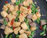 Foto langkah ke 4 dari resep Tumis buncis, bakso, tahu.