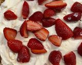 Foto del paso 7 de la receta: Tarta de crema, dulce de leche y frutillas 🍓