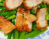รูปขั้นตอนการทำที่ 2 ของ ผัดดอกหอมกับ หมู กรอบ