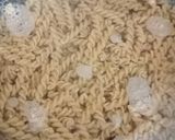 Foto del paso 2 de la receta: 🍝Espirales (fusilli) con gambas🦐 al ajo 🧄 y huevo🥚