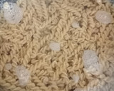Foto del paso 2 de la receta: 🍝Espirales (fusilli) con gambas🦐 al ajo 🧄 y huevo🥚