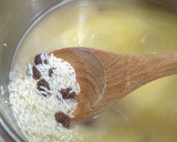 Foto del paso 3 de la receta: Arroz especiado con almendras y pasas