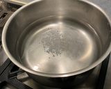 Une image de l'étape 1 de Tagliatelles vertes aux anchois, ail, tomates et persil.