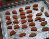 Foto langkah ke 6 dari resep Watermelon Cookies.