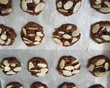 Foto langkah ke 4 dari resep Almond Choco Cookies.