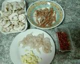 Foto del paso 2 de la receta: Salteado de champiñones con gambas y taquitos de jamón