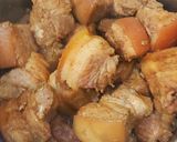 Hình bước làm 2 của món Thịt kho nước dừa, ngũ vị