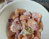A picture of step 1 of Chicken pakoray.