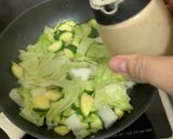 รูปขั้นตอนการทำที่ 7 ของ ซูกินี ผักกาดขาว ผัดไข่