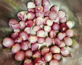 Hình bước làm 1 của món Hành phi giòn rum