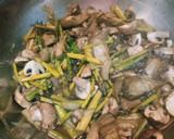 Foto del paso 5 de la receta: Wok de verduras y gambas con aceite esencial de frutos secos